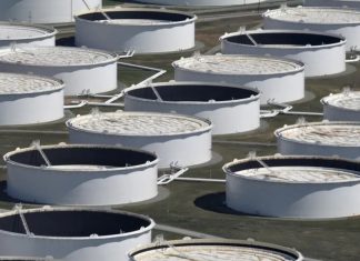 Petróleo sube mientras inversores reevalúan perspectivas de alto el fuego en Medio Oriente