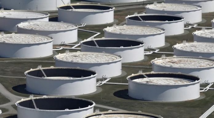 Petróleo sube mientras inversores reevalúan perspectivas de alto el fuego en Medio Oriente