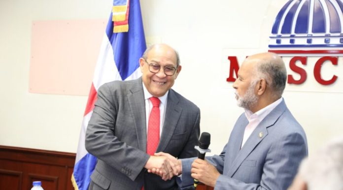 Titular del Mescyt presenta a la ADP documento con el fin de transformar el sistema educativo