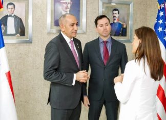 Embajadora de Estados Unidos presenta ante la DNCD nuevo agregado de la DEA en RD