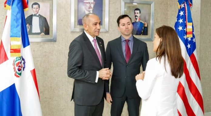 Embajadora de Estados Unidos presenta ante la DNCD nuevo agregado de la DEA en RD