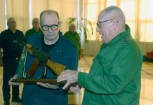 El Gobierno de Cuba entrega un fusil AKM a Silvio Rodríguez «para defender la Patria»