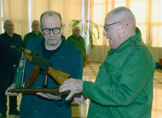 El Gobierno de Cuba entrega un fusil AKM a Silvio Rodríguez «para defender la Patria»