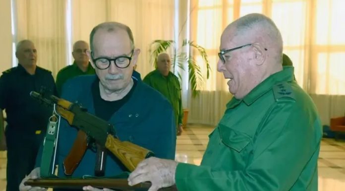 El Gobierno de Cuba entrega un fusil AKM a Silvio Rodríguez «para defender la Patria»