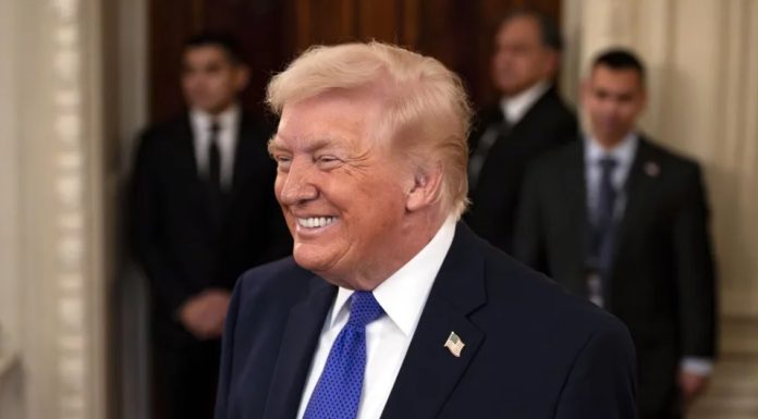 Trump dice alegrarse de la muerte del exfiscal que le investigó por la supuesta trama rusa