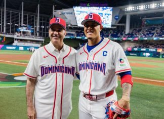 Presidente Abinader asiste a juego inaugural de RD en Clásico Mundial de Béisbol en Miami y lanza primera bola