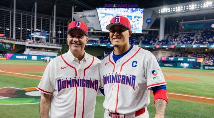 Presidente Abinader asiste a juego inaugural de RD en Clásico Mundial de Béisbol en Miami y lanza primera bola