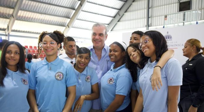 Presidente Abinader dialoga con más de 350 estudiantes y reafirma compromiso con educación y oportunidades para la juventud