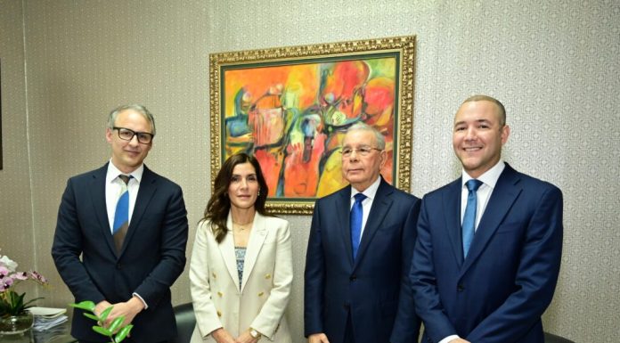 Embajadora de Estados Unidos, Leah Francis Campos, se reúne con el ex Presidente Danilo Medina, presidente del PLD y Johnny Pujols, Secretario General