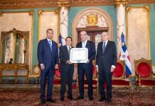 Presidente Abinader concede condecoración póstuma al periodista Orlando Martínez Howley en la Orden del Mérito Duarte, Sánchez y Mella