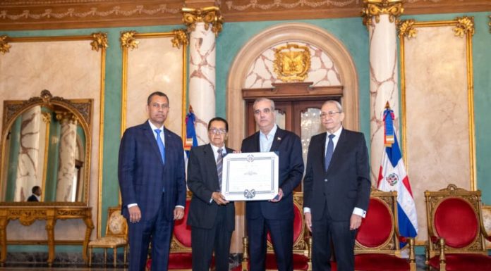 Presidente Abinader concede condecoración póstuma al periodista Orlando Martínez Howley en la Orden del Mérito Duarte, Sánchez y Mella