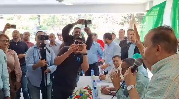 Radhamés Jiménez juramenta en Samaná dirigentes del PRM que pasaron a la FP