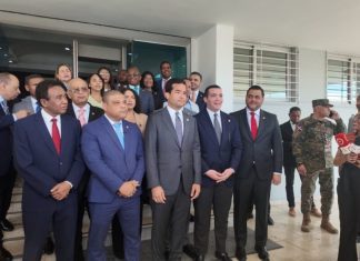 Legisladores de oposición acuden al Tribunal Constitucional para frenar impuestos a sueldos bajos