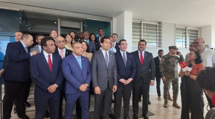 Legisladores de oposición acuden al Tribunal Constitucional para frenar impuestos a sueldos bajos