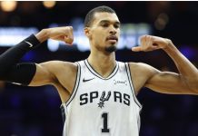 Festival de los Spurs de San Antonio ante los Sixers de Philadelphia