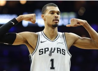 Festival de los Spurs de San Antonio ante los Sixers de Philadelphia