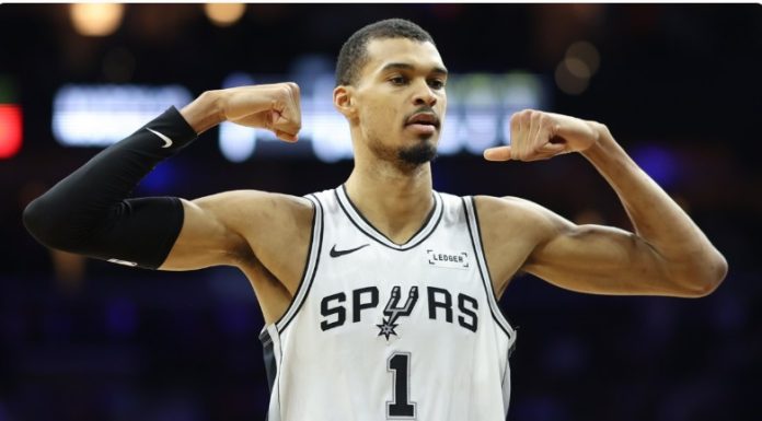 Festival de los Spurs de San Antonio ante los Sixers de Philadelphia