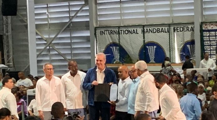 Presidente Abinader entrega 2 mil títulos de propiedad en el sector Nuevo Domingo Savio