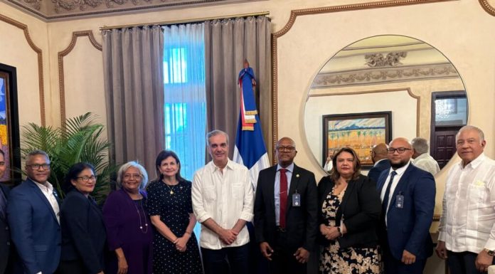 Presidente Luis Abinader se reúne con la directiva del Colegio Médico Dominicano