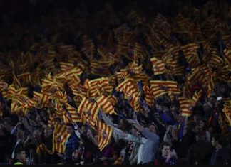 Incidentes en el Camp Nou: aficionados del Barcelona lanzan objetos al autobús del Atlético