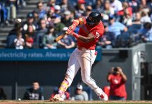 Angel Martínez conecta cuadrangular con las bases llenas y lidera el triunfo de los Guardianes
