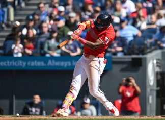 Angel Martínez conecta cuadrangular con las bases llenas y lidera el triunfo de los Guardianes