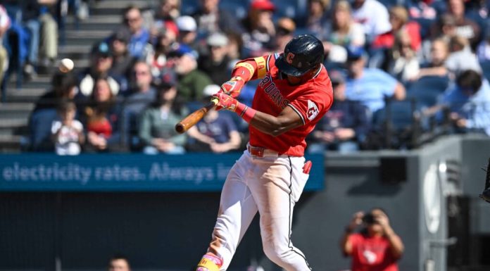 Angel Martínez conecta cuadrangular con las bases llenas y lidera el triunfo de los Guardianes