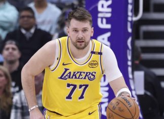 Doncic vuelve con 42 puntos en otra noche de récord de LeBron James