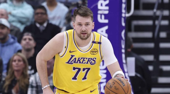 Doncic vuelve con 42 puntos en otra noche de récord de LeBron James