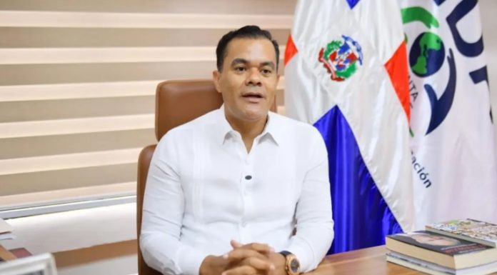 Funcionario del Gobierno arremete contra embajadora de Estados Unidos en el país: “Póngase a trabajar y deje el sonido”