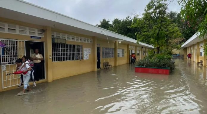 Suspendida la docencia en comunidades bajo riesgo de inundaciones; COE mantiene alerta para 26 provincias