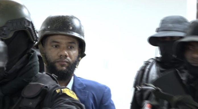 Defensa de fiscal Aurelio Valdez recusa jueza y aplazan de nuevo audiencia de coerción