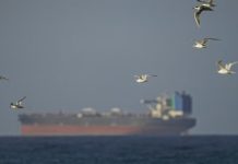 Irán anuncia la plena reapertura de Ormuz tras la tregua con Israel; caen precios del petróleo y suben las bolsas