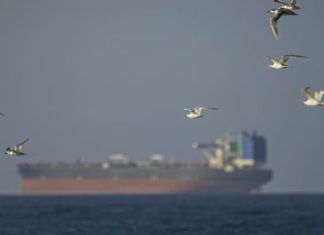 Irán anuncia la plena reapertura de Ormuz tras la tregua con Israel; caen precios del petróleo y suben las bolsas