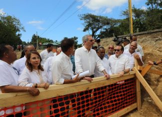 Presidente Abinader anuncia la construcción de un complejo de 112 apartamentos para afectados por las lluvias en Villa Montellano, Puerto Plata