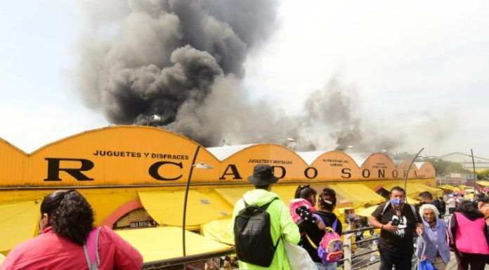 Otro incendio en Ciudad de México arrasa 100 puestos en el Mercado de Sonora