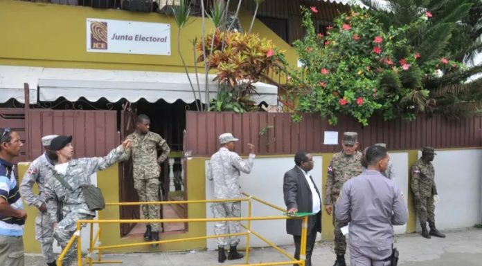 Ciudadanos que acuden por primera vez a buscar nueva cédula denuncian lentitud en proceso