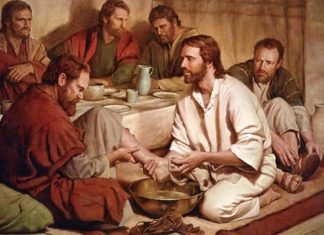 El lavatorio de los pies, el gesto que resume el mensaje de Jesús un dia antes de ser crucificado