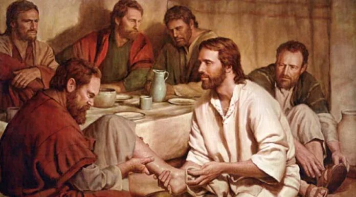 El lavatorio de los pies, el gesto que resume el mensaje de Jesús un dia antes de ser crucificado