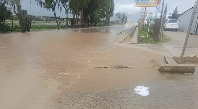 Reportan calles y avenidas inundadas en Constanza tras intensas lluvias
