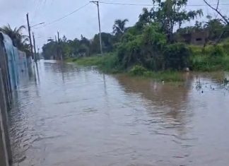 Residentes de Los Alcarrizos piden ayuda tras quedar atrapados por intensas lluvias
