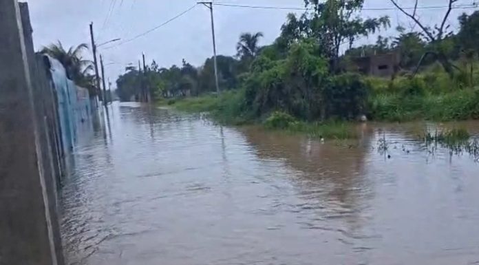 Residentes de Los Alcarrizos piden ayuda tras quedar atrapados por intensas lluvias