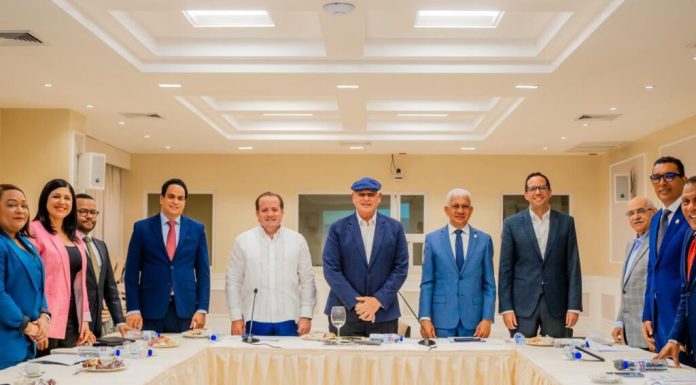 Paliza participa en comisión que estudia ley contra financiamiento ilícito