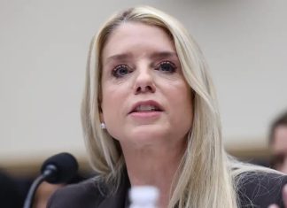 Donald Trump destituye a la fiscal general Pam Bondi