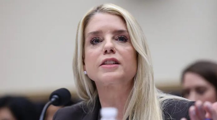 Donald Trump destituye a la fiscal general Pam Bondi
