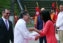 Petro es recibido por Delcy Rodríguez en su primera visita a Venezuela tras la captura de Maduro