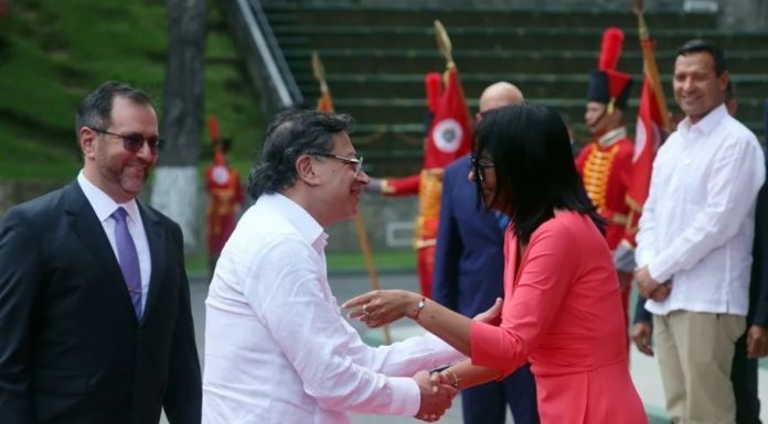 Petro es recibido por Delcy Rodríguez en su primera visita a Venezuela tras la captura de Maduro