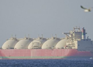 Superpetrolero iraní desafía el bloqueo de EU y cruza Ormuz