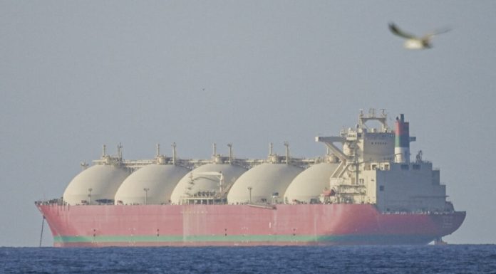Superpetrolero iraní desafía el bloqueo de EU y cruza Ormuz