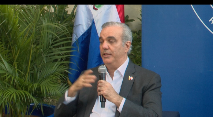 Presidente Abinader conversa con estudiantes universitarios sobre educación, liderazgo y servicio público como pilares del desarrollo